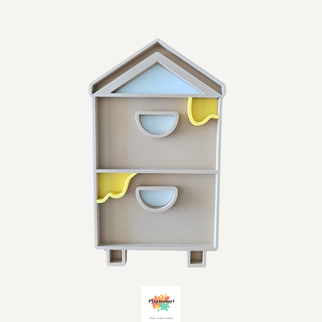 Beige en gele bijenkorf sensorische speel tray in de vorm van een traditionele bijenkast, met verschillende compartimenten voor sorteren en spelen. Gemaakt van biologisch afbreekbaar PLA, ideaal voor Montessori-geïnspireerde activiteiten en sensorisch spel. Logo van "Playtessori" zichtbaar onderaan.