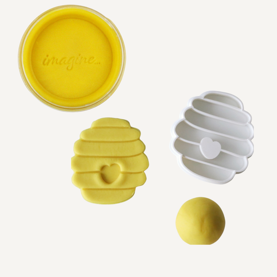 Kleurrijke biologische boetseerklei voor sensorisch spel en creatieve activiteiten van kinderen. Pâte à modeler bio colorée pour les jeux sensoriels et les activités créatives des enfants. Bunte Bio-Knetmasse für sensorisches Spielen und kreative Aktivitäten von Kindern
