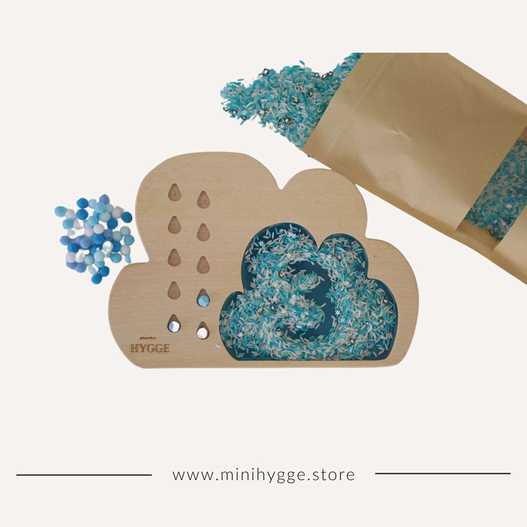 Houten wolkvormige sensorische speeltray met blauwe epoxylaag, met tien druppelvormige telvakken en ruimte voor spel met zand of rijst