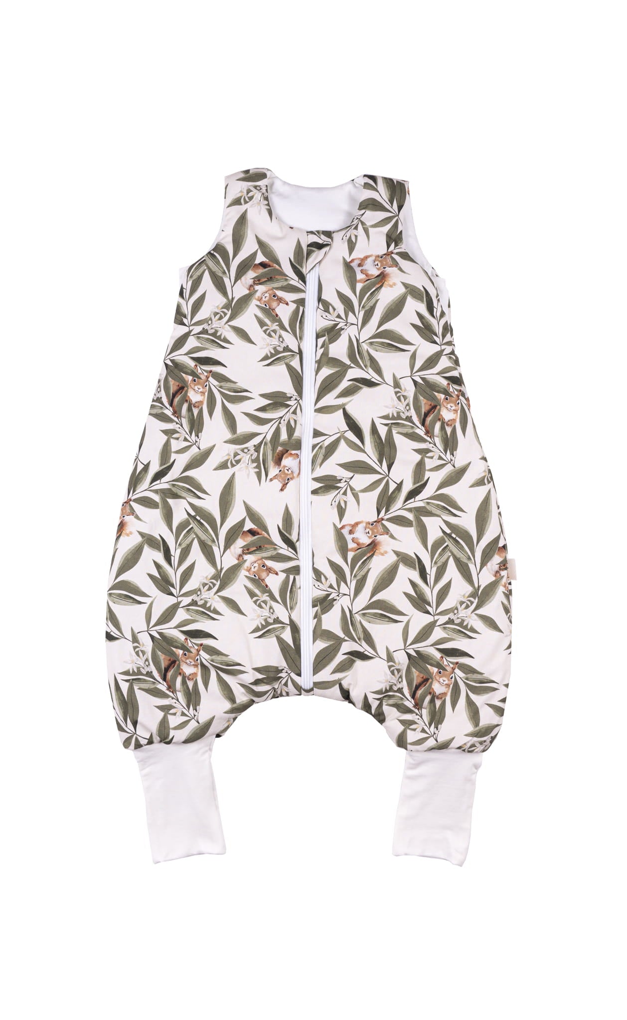 Baby slaapzak met beentjes in een woodland print, met groene bladeren en eekhoorns op een crèmekleurige achtergrond. Voorzijde met rits over de volledige lengte.