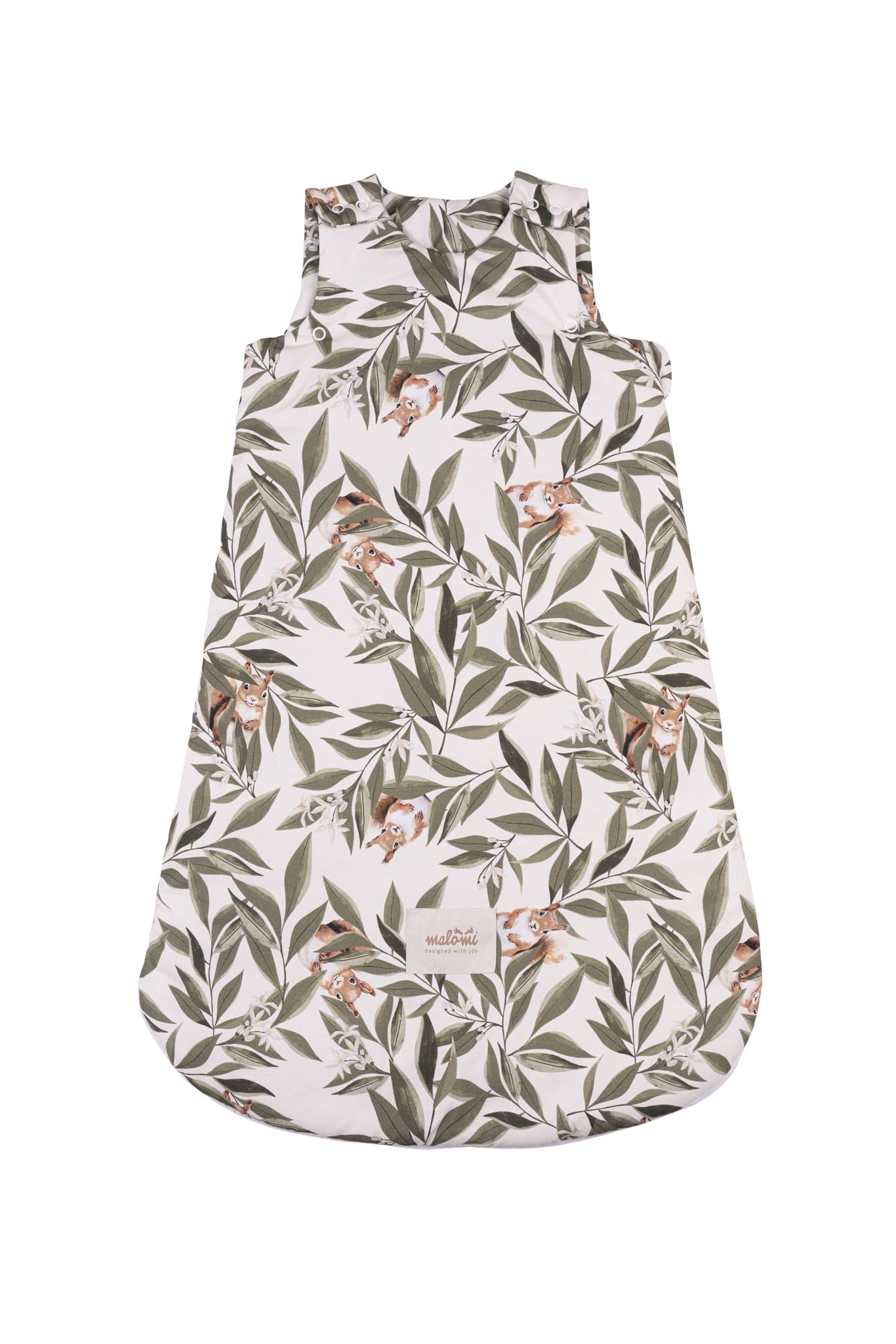 Baby slaapzak zonder mouwen met woodland print, versierd met groene bladeren en schattige eekhoorns op een crèmekleurige achtergrond. Voorzien van drukknopen op de schouders.
