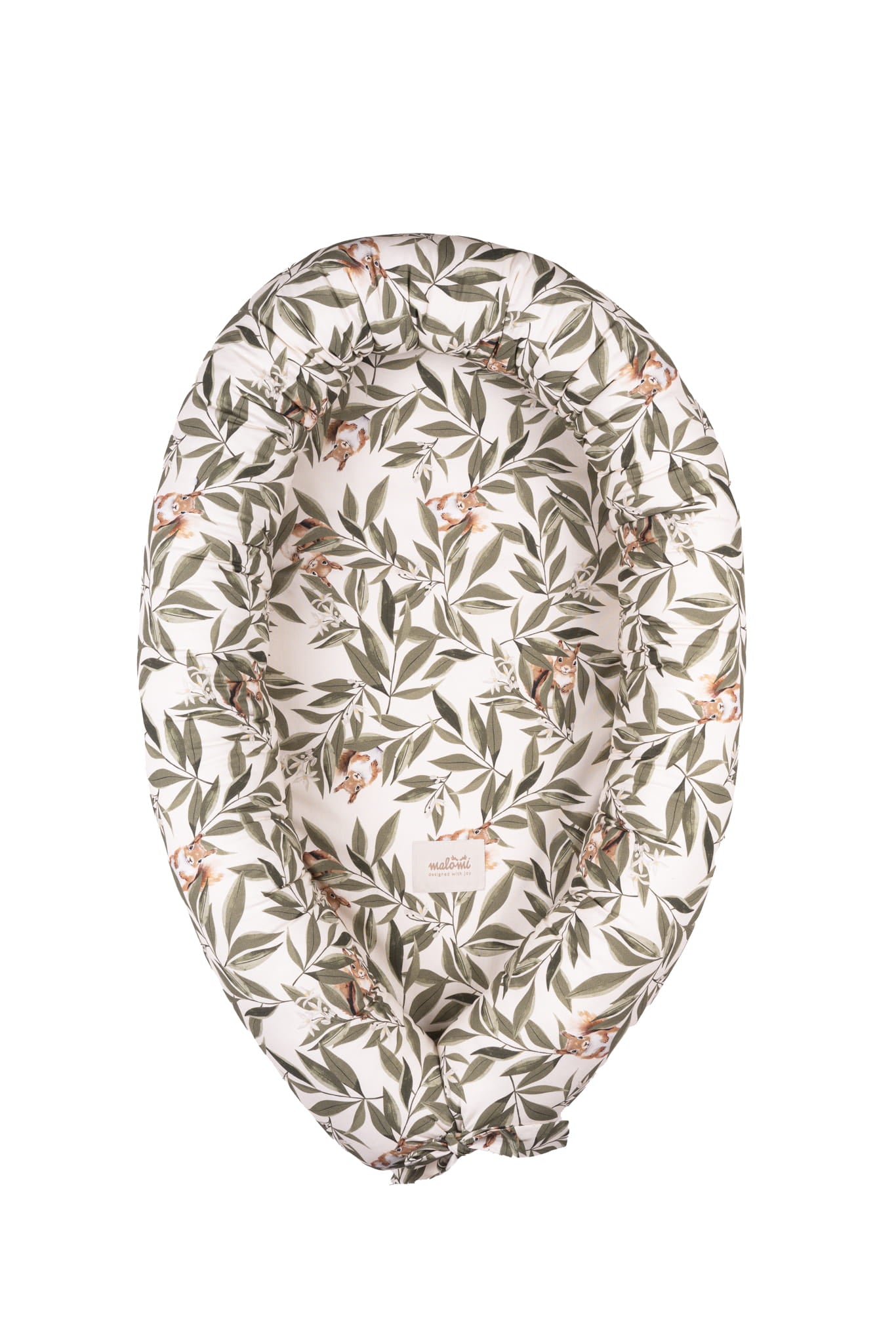 Babynestje in Woodland design met groene bladeren en speelse eekhoorntjes op een lichte achtergrond. Ovaal van vorm, voorzien van zachte, opstaande randen en een striksluiting onderaan.