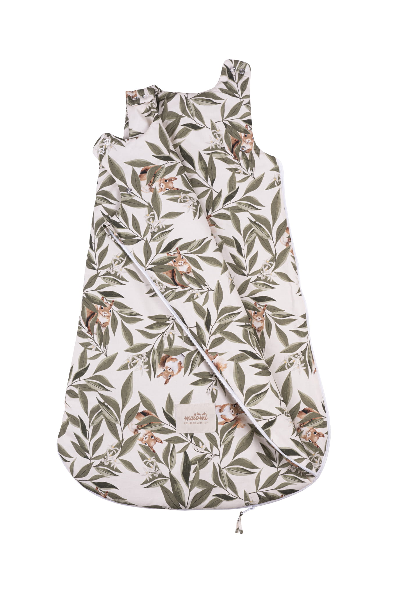 Baby slaapzak met woodland print, deels geopend om de diagonale ritssluiting te tonen. Decoratief patroon met groene bladeren en eekhoorns op een lichte achtergrond.
