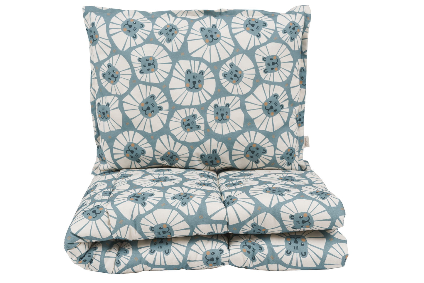 Set kussen en deken rechtop geplaatst, met speelse denim leeuwenpatroon.