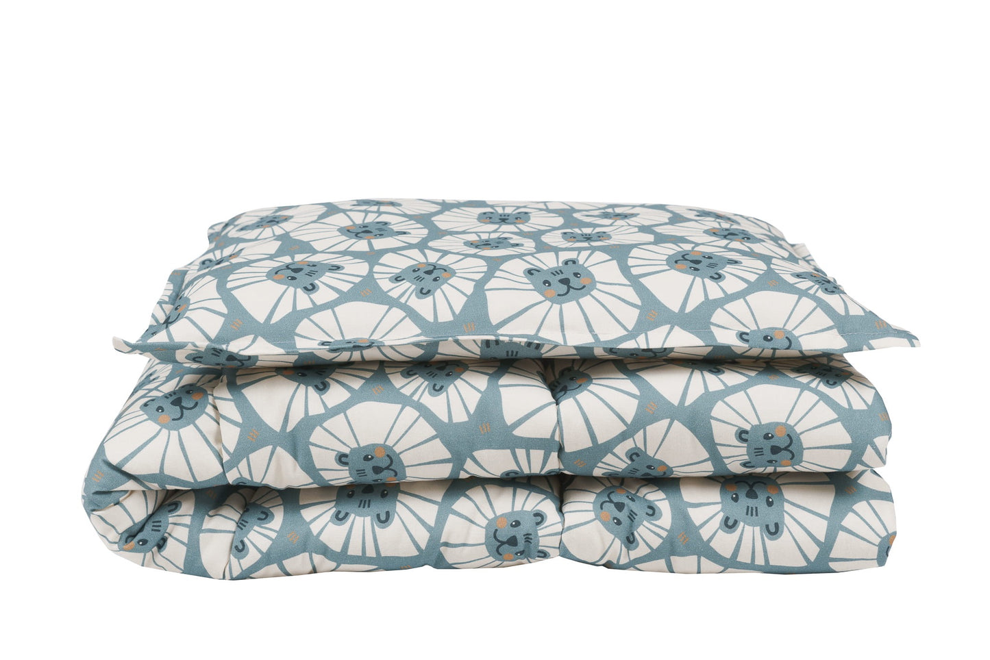 Opgevouwen katoenen beddingset met denim leeuwenprint, zichtbaar kussen en deken.
