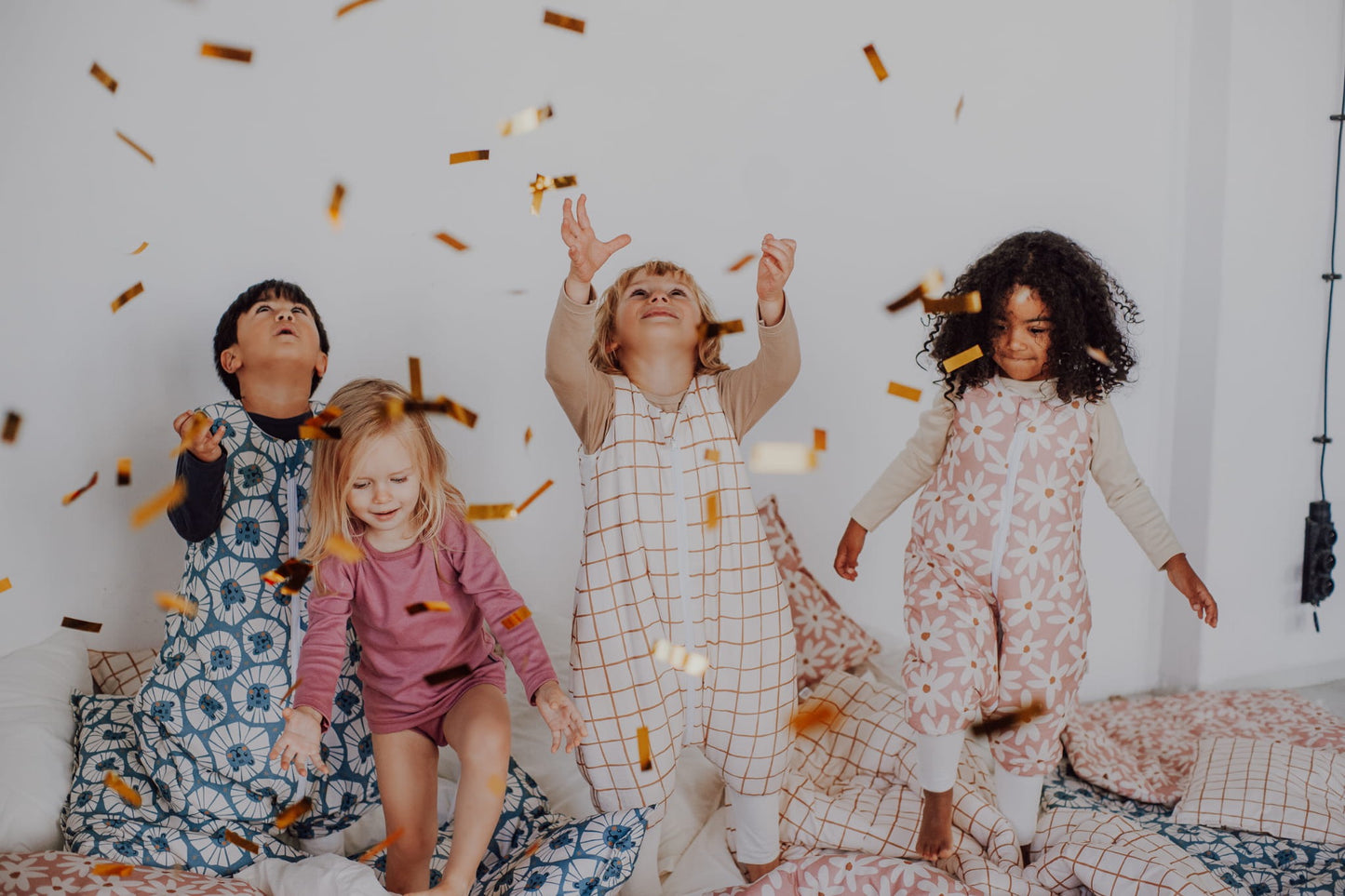 Kinderen spelen in slaapzakken met beentjes – denim leeuwen en bloemenprints