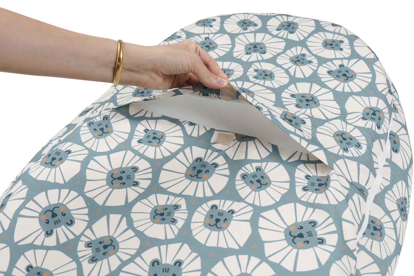 Close-up van de matrashoes van het babynest Denim Lions, met hand die de opening toont voor het verwijderen van de matras.