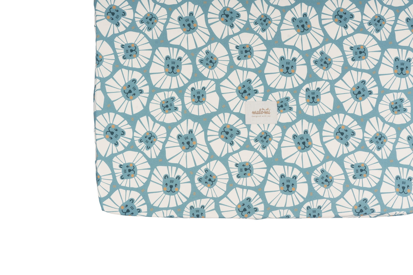 Close-up van het katoenen hoeslaken Denim Lions met speelse leeuwenprint en zichtbaar Malomi-label.