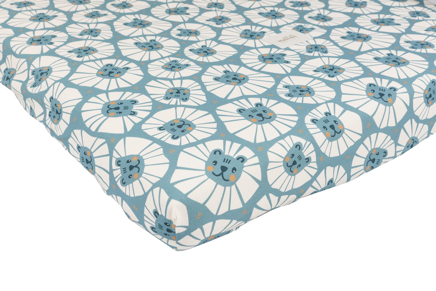 Schuine bovenaanzicht van het hoeslaken Denim Lions om een kindermatras – strakke pasvorm en elastische afwerking.