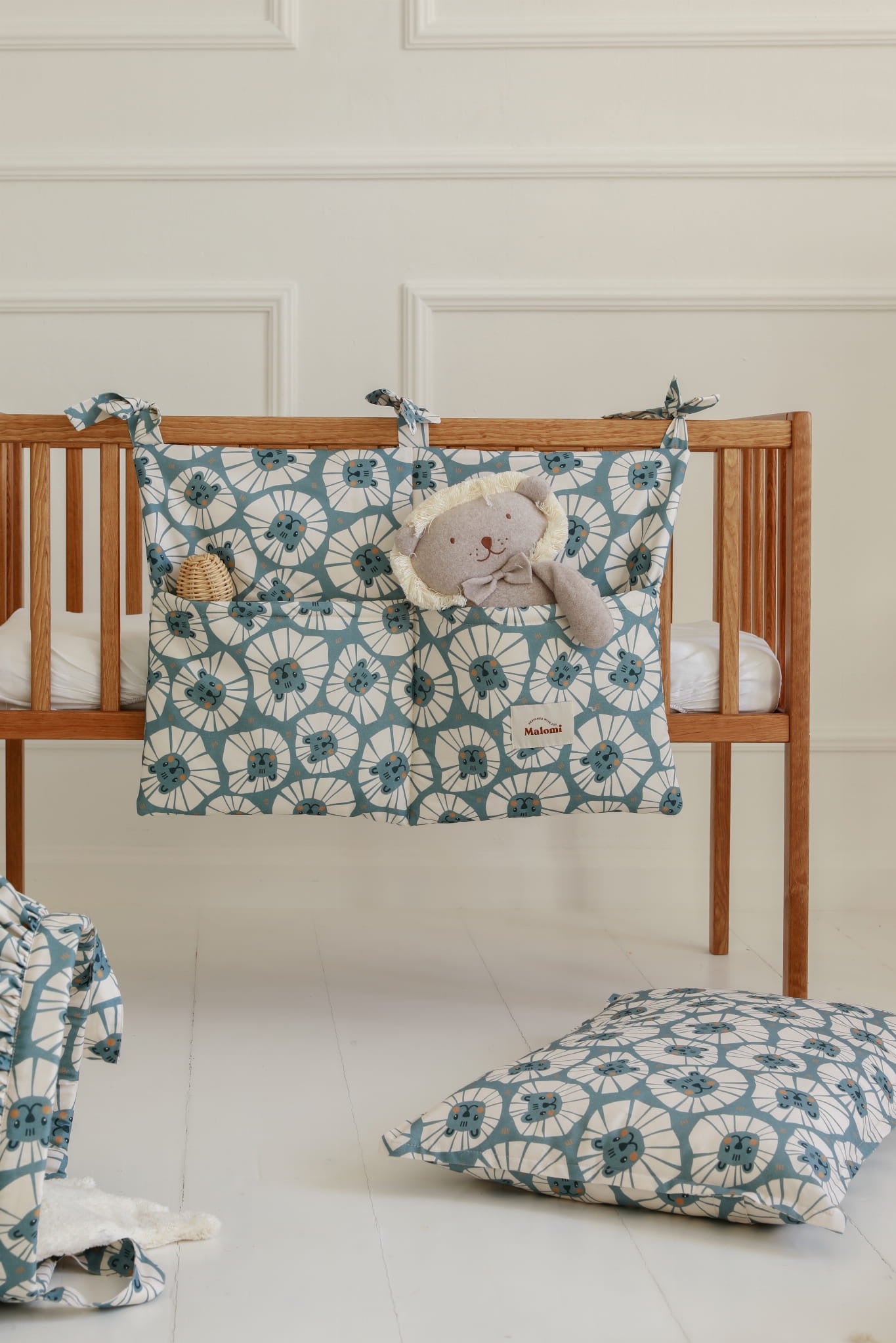 Kinderkameropstelling met organizer, speelgoedmand en kussen in Denim Lions print