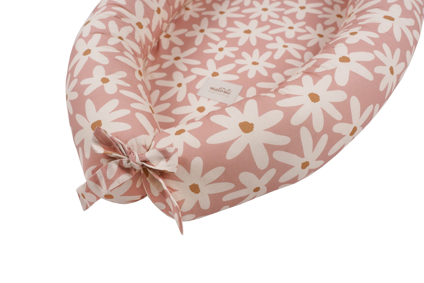 Detail van de striksluiting aan het voeteneinde van het Malomi babynest met bloemetjespatroon.