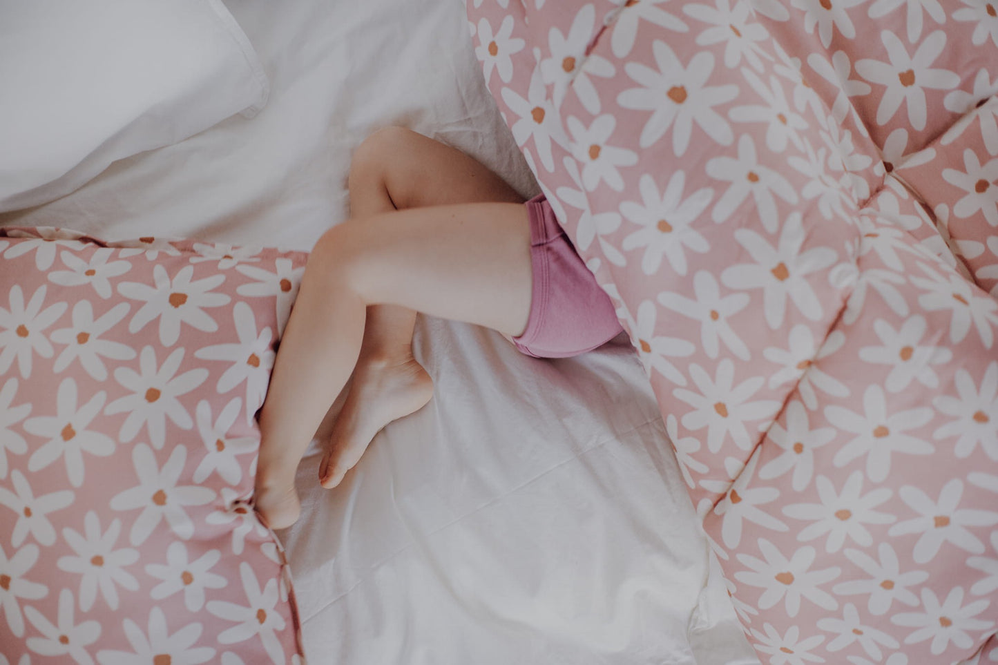 Afbeelding van een baby nest in Blush Daisies print van Malomi.