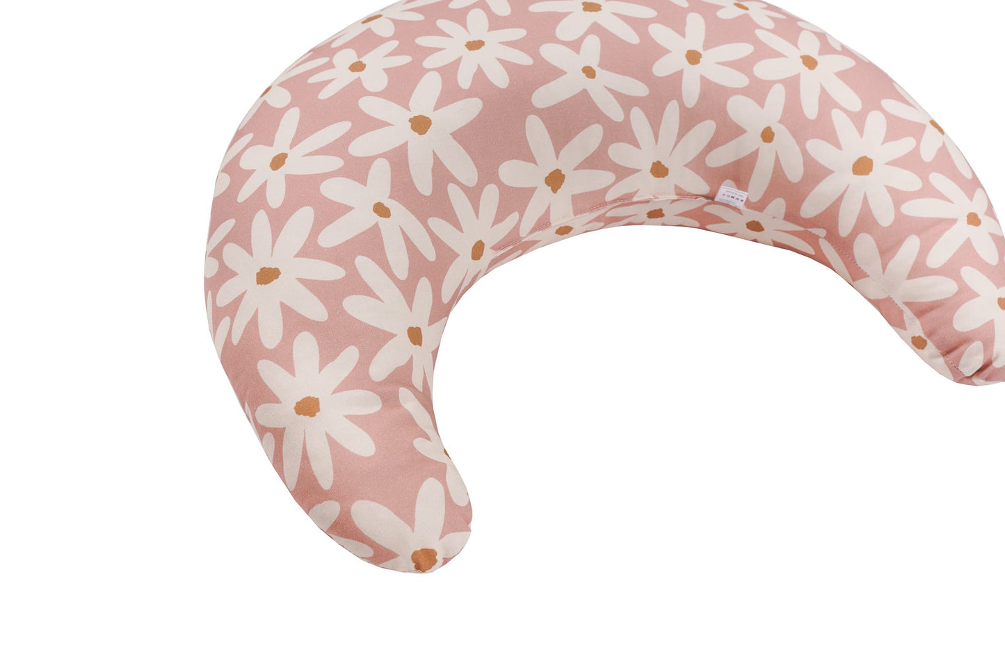 Detail van een voedingskussen in de vorm van een maan met een roze stof en witte madeliefjesprint uit de Blush Daisies collectie van Malomi.