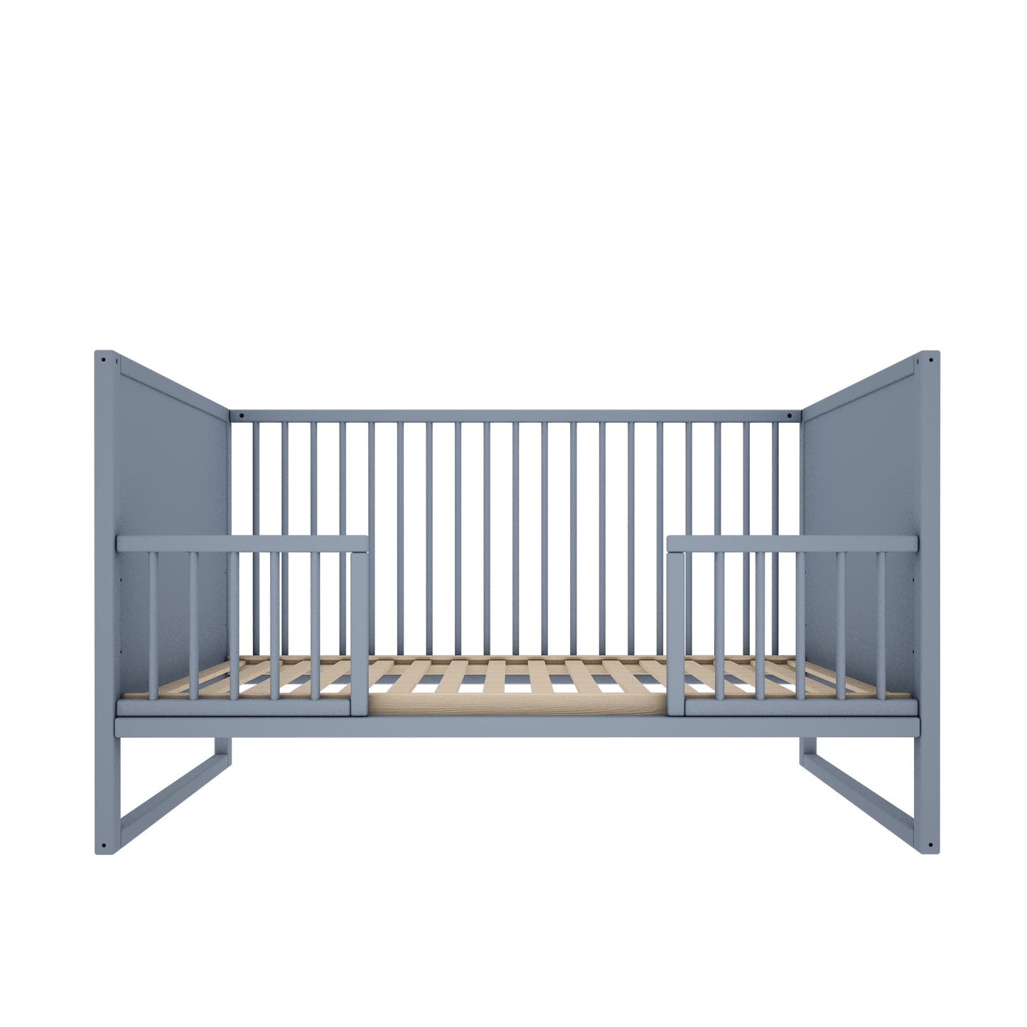 Vooraanzicht van het TWEENS meegroeibed omgevormd tot peuterbed in muted blauw. De zijkanten zijn verlaagd met open ingangen en de houten lattenbodem is zichtbaar