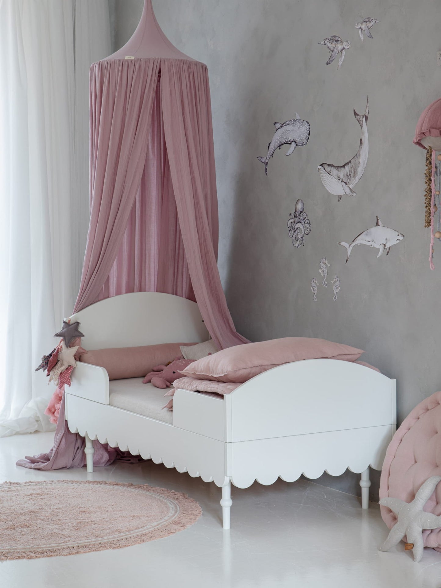 Stijlvol kinderbed voor de babykamer, wit gelakt MDF en beukenhout