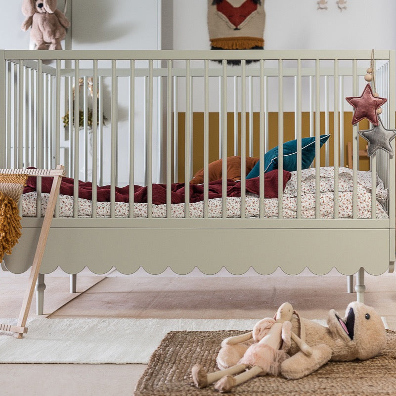 Olijfgroen babybed Babushka 70x140 cm in retro stijl