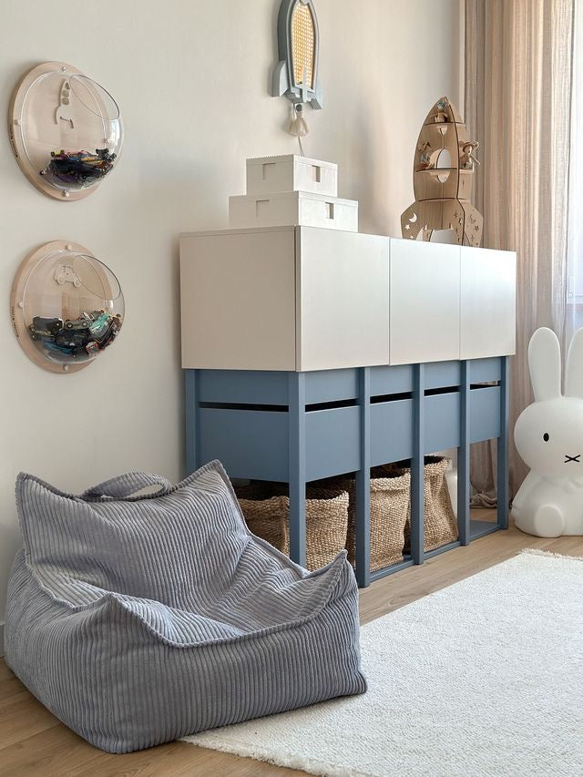 Een strakke 3D-render van de Tweens commode in een unieke kleurencombinatie: zandbeige bovenkasten en koel grijsblauw voor de lades en het frame. Deze moderne kast is een echte blikvanger.