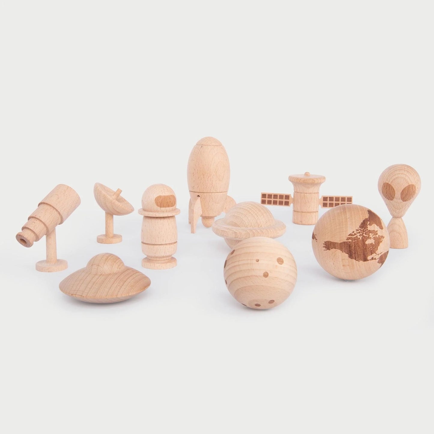 Set van 10 houten ruimtefiguren van TickiT®, waaronder een raket, telescoop, alien, astronaut, planeten en satelliet, gemaakt van FSC-gecertificeerd beukenhout