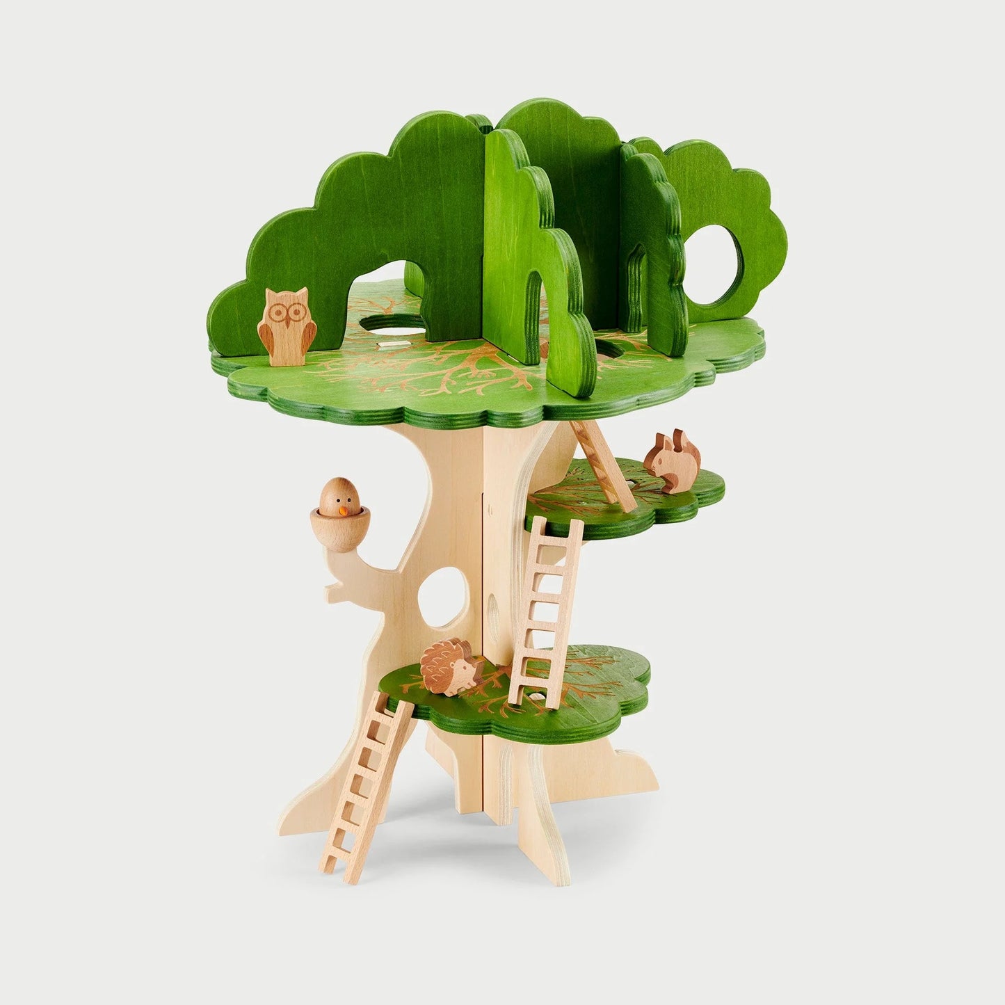 Houten boomhut met drie verdiepingen van TickiT®, inclusief ladders, uil, eekhoorn, egeltje en vogel – ideaal voor fantasierijk en educatief spel.