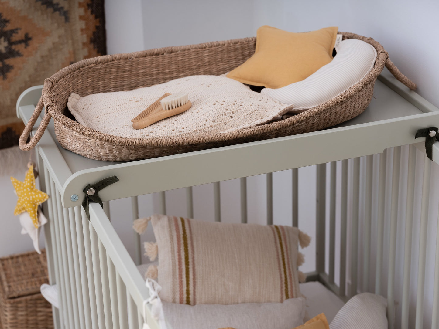 Houten babyledikant met verwisselplankje in olijfgroen – retro stijl