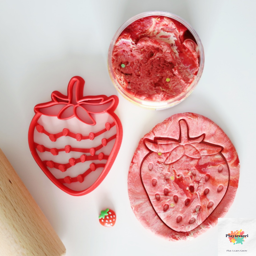 Roze speelklei met aardbeigeur en aardbei-uitsteker – handgemaakte sensorische speelset voor kinderen