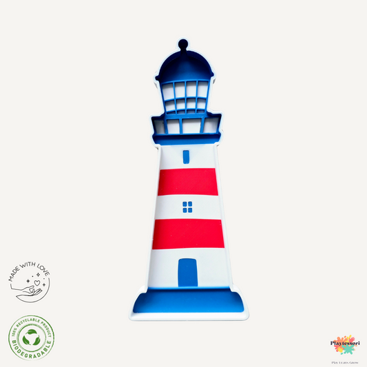 Bio sensorische speeltray in de vorm van een rood-witte vuurtoren met blauwe accenten, 21 cm lang – ideaal voor zomers spel en sensorische activiteiten.