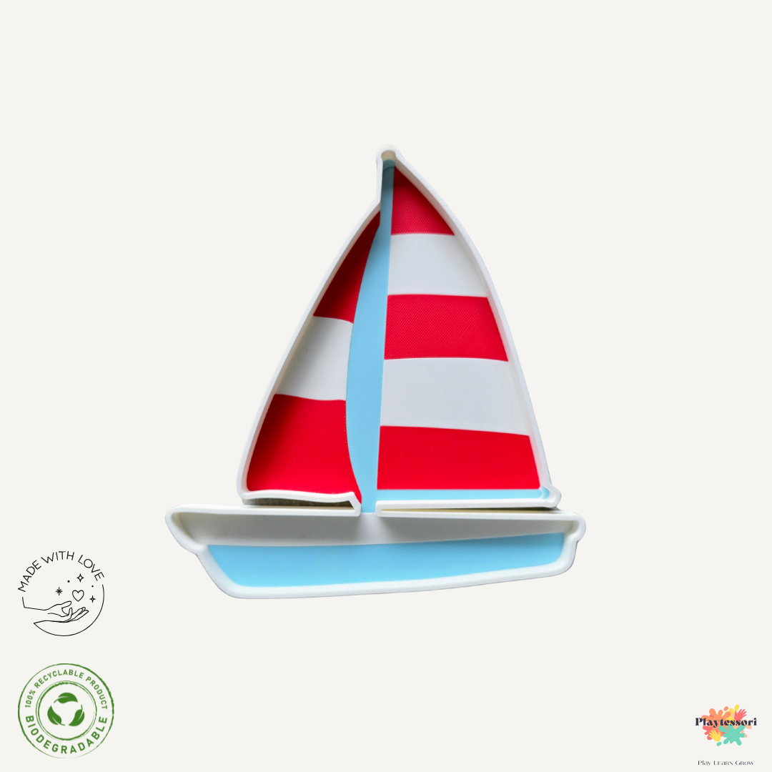 Bio sensorische speeltray in de vorm van een zeilboot met rood-witte zeilen en blauwe onderkant, 15 cm lang – ideaal voor zomers en thematisch spel.