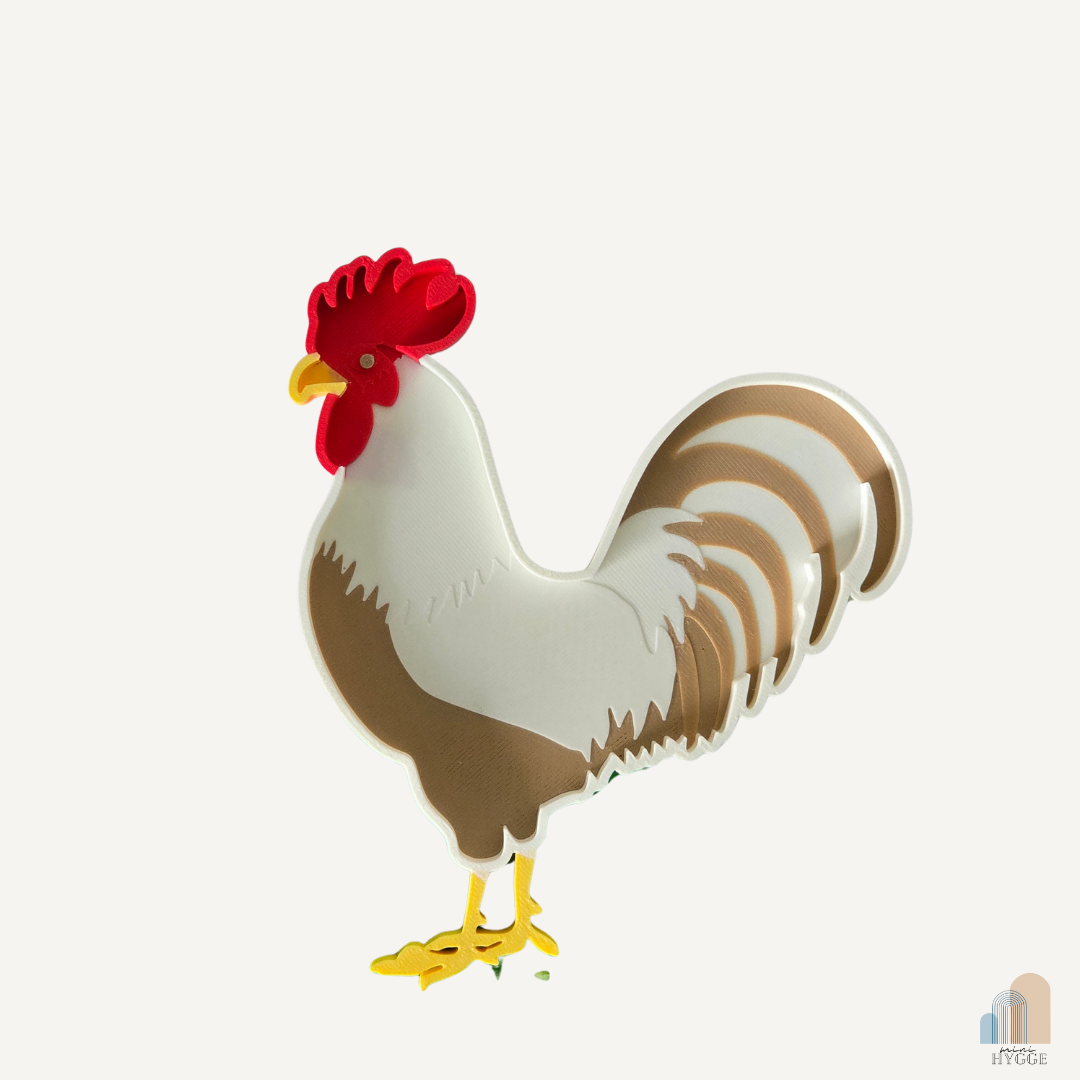 Bio sensorische speeltray in de vorm van een haan, met gedetailleerde rode kam, bruine en witte veren en gele poten – perfect voor boerderijthema en open-ended spel.