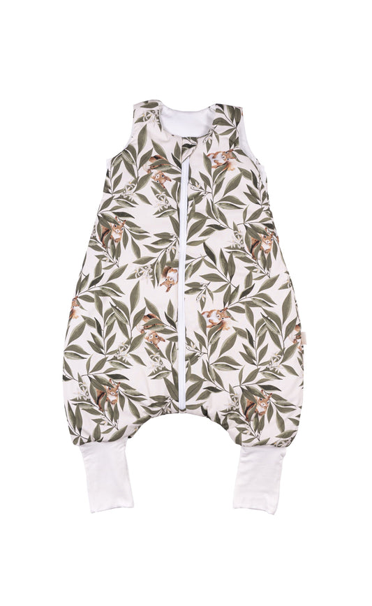 Baby slaapzak met beentjes in een woodland print, met groene bladeren en eekhoorns op een crèmekleurige achtergrond. Voorzijde met rits over de volledige lengte.