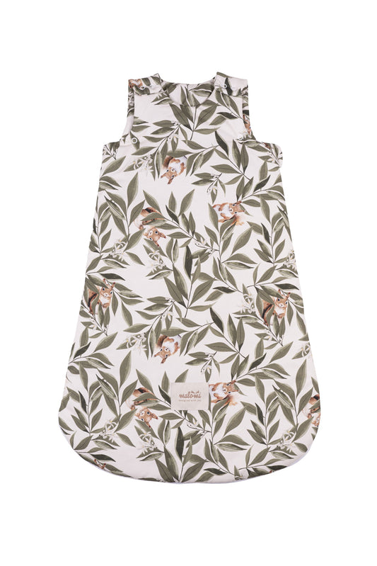 Baby slaapzak zonder mouwen met woodland print, versierd met groene bladeren en schattige eekhoorns op een crèmekleurige achtergrond. Voorzien van drukknopen op de schouders.
