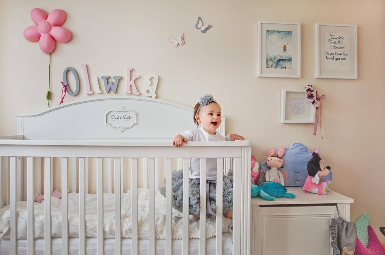babykamer met klassiek houten bedje