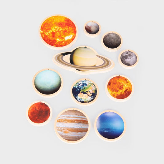 Set van 11 houten zonnestelselschijven met realistische afbeeldingen van de zon, planeten en de maan, perfect voor educatief ruimte-thema spel