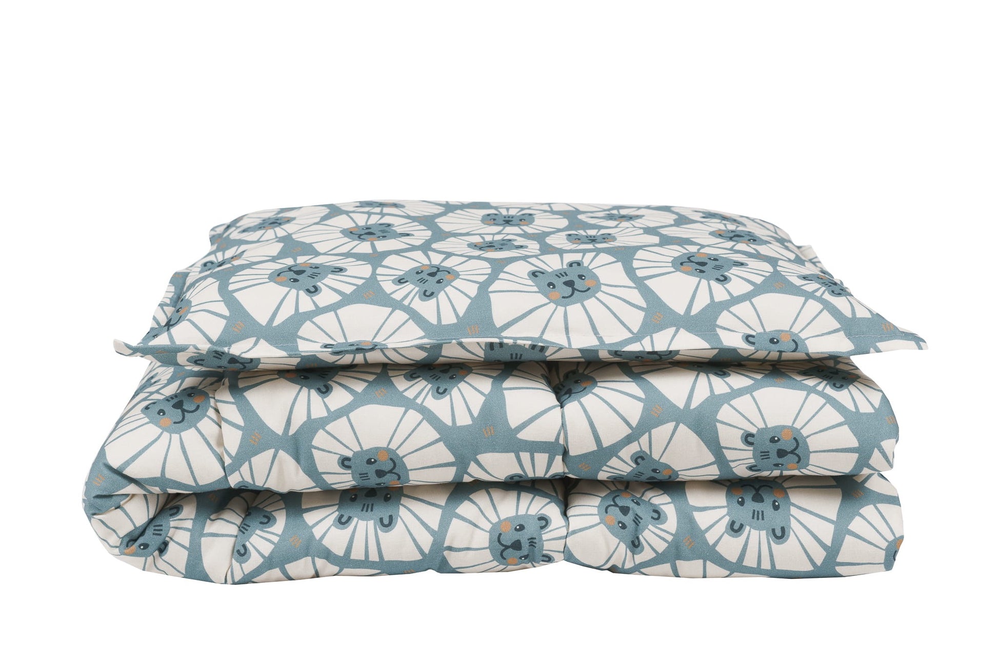Opgevouwen katoenen beddingset met denim leeuwenprint, zichtbaar kussen en deken.