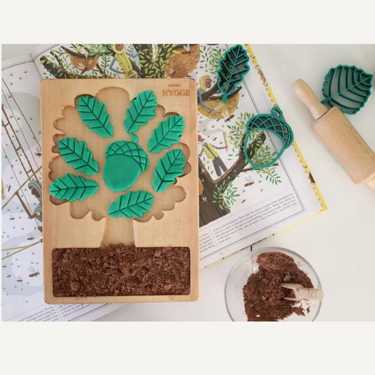 Een betoverende houten boom speeltray, speciaal ontworpen voor de IKEA Flisat tafel. Ideaal voor sensorisch spel, natuurbeleving en fantasierijk leren.