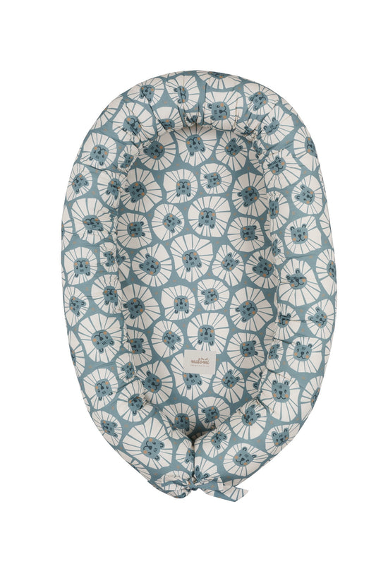 Overzicht van babynest Denim Lions in denimblauw met leeuwenpatroon, bovenaanzicht.