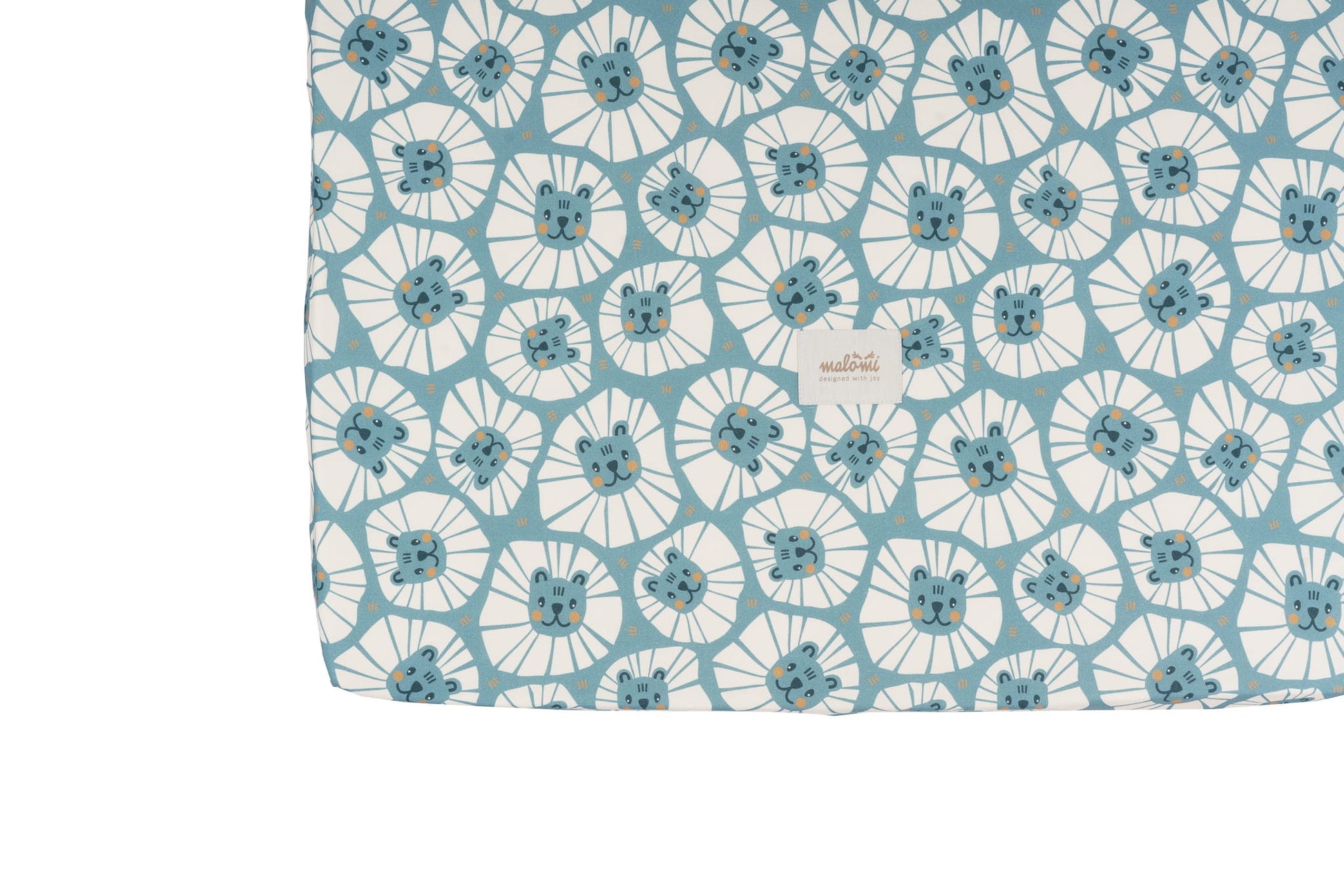 Close-up van het katoenen hoeslaken Denim Lions met speelse leeuwenprint en zichtbaar Malomi-label.