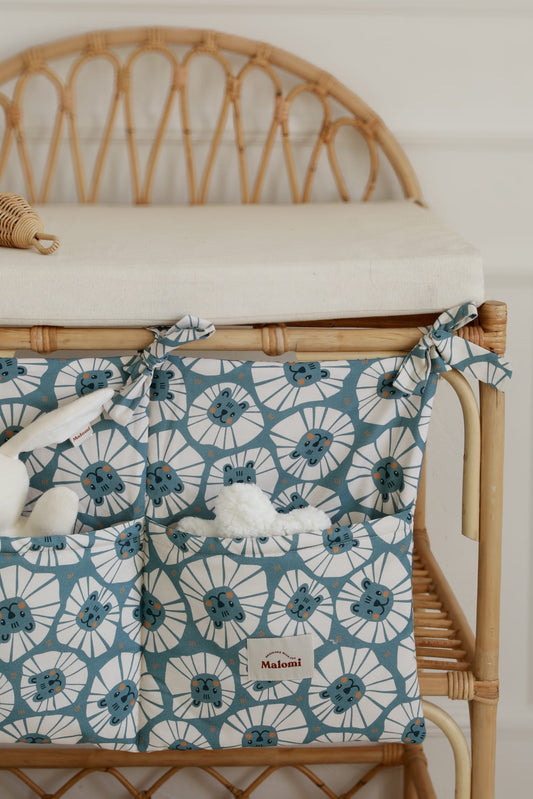 Ledikant organizer Denim Lions met twee vakken, bevestigd aan een rotan commode