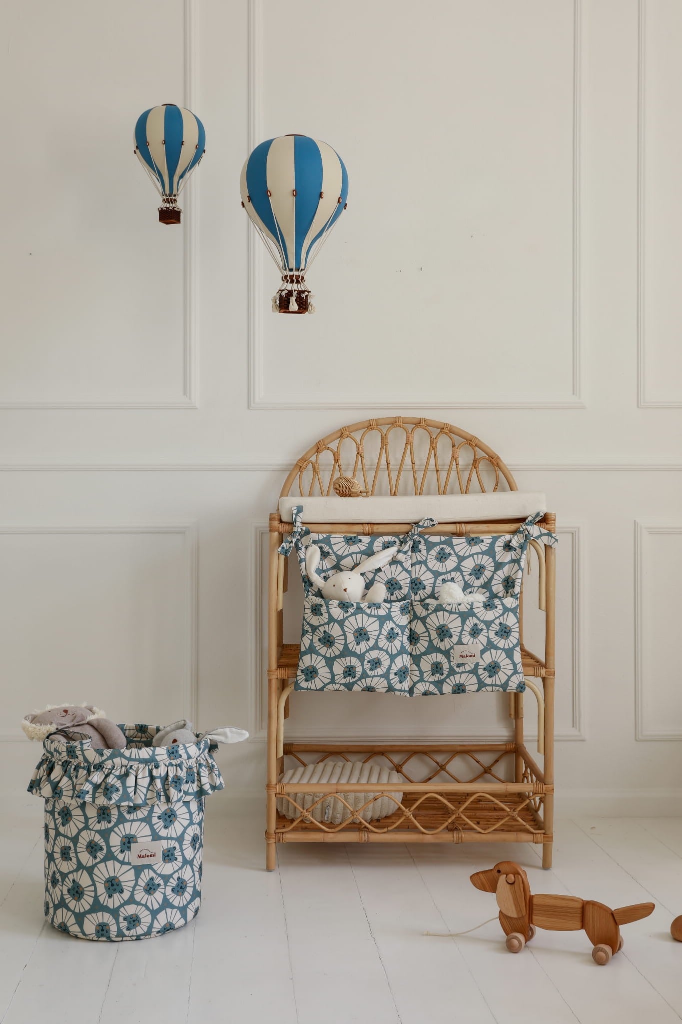 Boho-stijl organizer met blauwe leeuwenprint en knuffels in de vakken