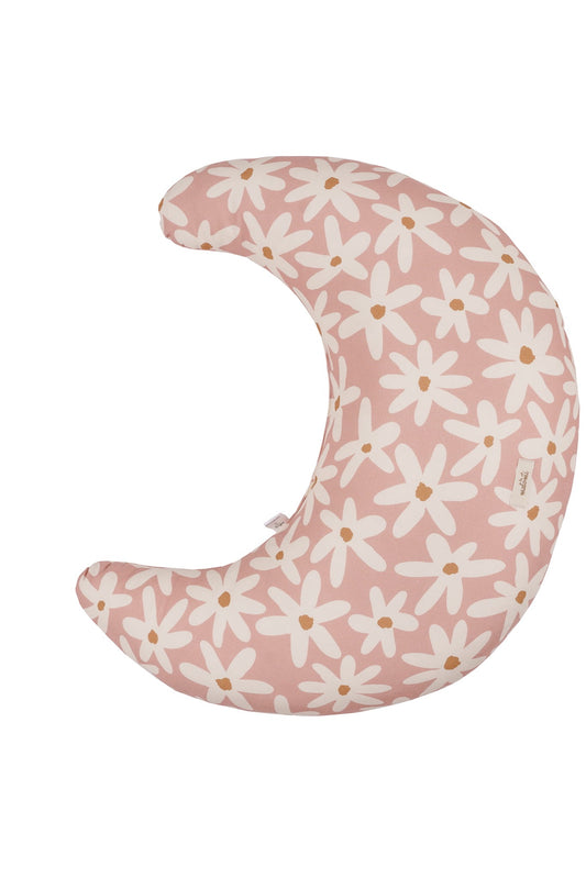 Maanvormig voedingskussen met een roze achtergrond en witte madeliefjesprint, onderdeel van de Blush Daisies collectie van Malomi.