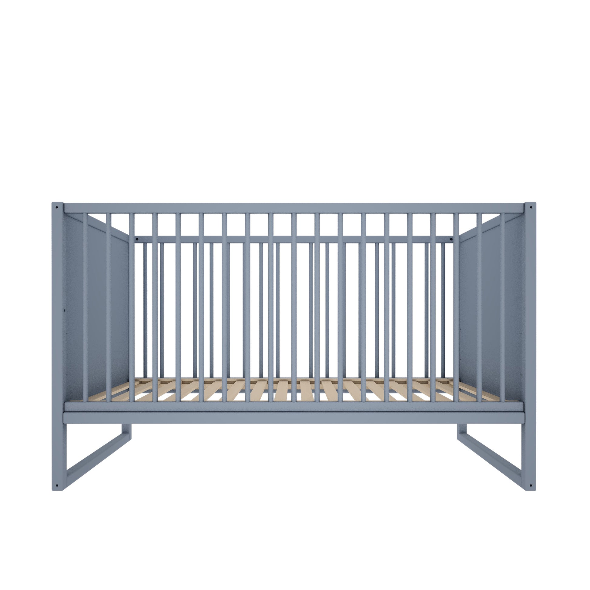 Vooraanzicht van het TWEENS babybed in muted blauw met volledige spijlen rondom. De houten lattenbodem is zichtbaar.