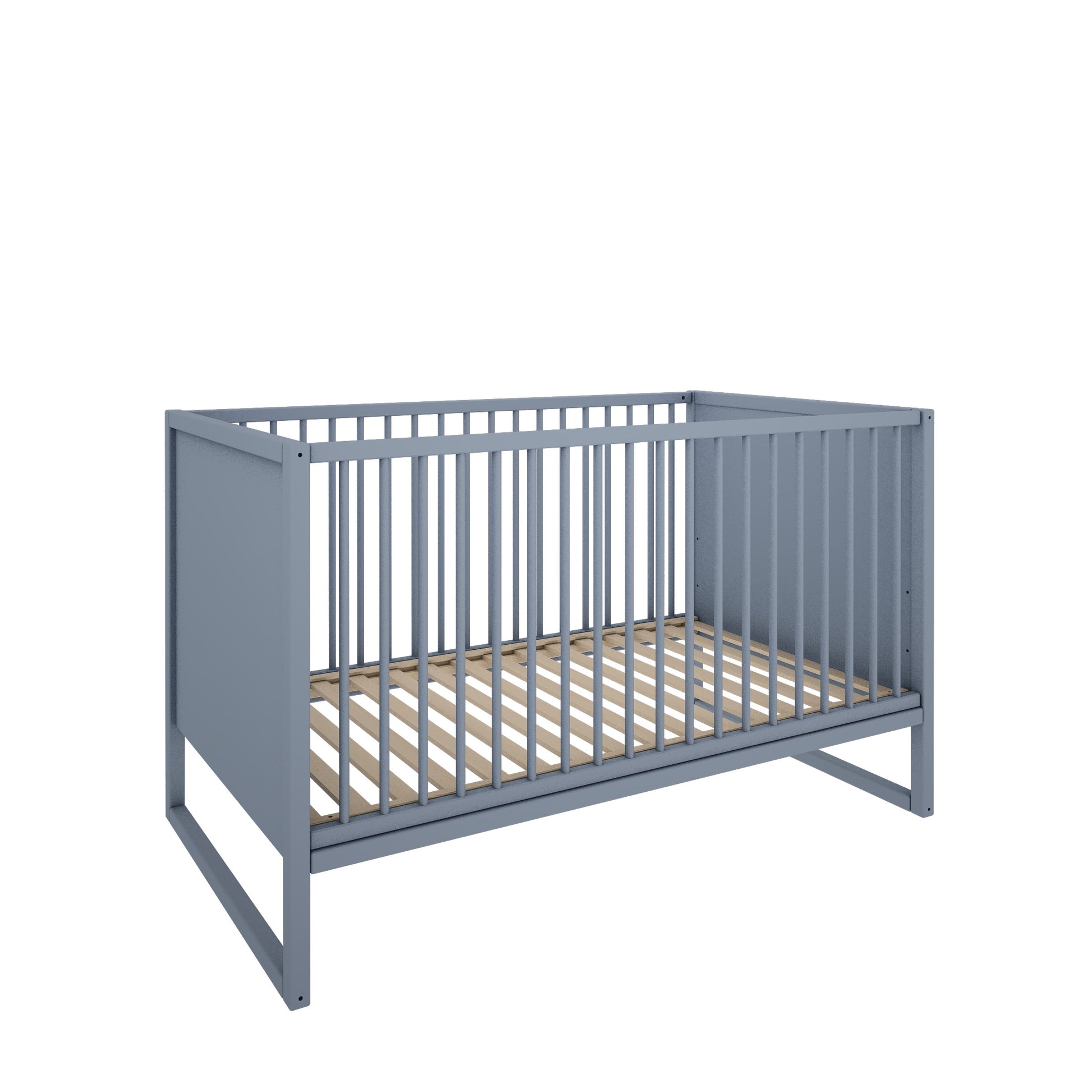 Hoekzicht van het TWEENS babybed in muted blauw. Het bed heeft verticale spijlen en een houten lattenbodem.
