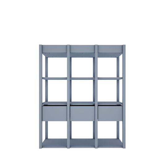 Vooraanzicht van de Tweens boekenkast in effen muted blauw. De kast heeft drie kolommen met elk twee open planken en een lade aan de onderkant, ideaal voor georganiseerde opbergruimte.