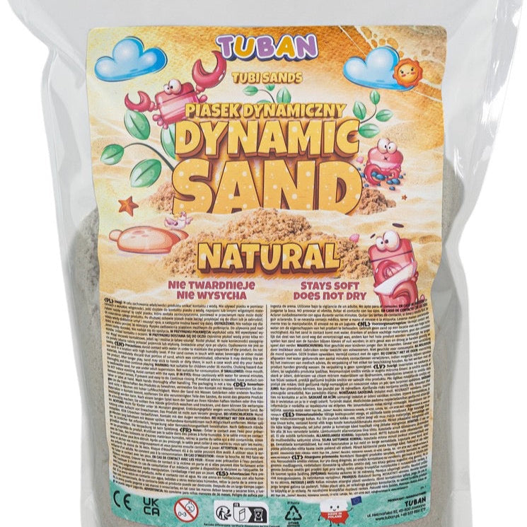 
Verpakking van Tuban Dynamic Sand Natural – 2,5 kg in een transparante, hersluitbare zak. Het kleurrijke etiket toont zandillustraties en speelse figuren. De tekst benadrukt dat het zand zacht blijft en niet uitdroogt.