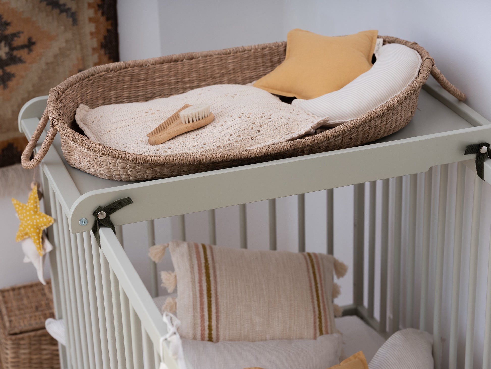 Houten babyledikant met verwisselplankje in olijfgroen – retro stijl