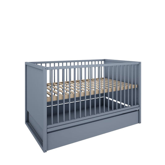 Vooraanzicht van het TWEENS babybed in muted blauw met geïntegreerde onderschuiflade. Het bed heeft spijlen rondom en een houten lattenbodem