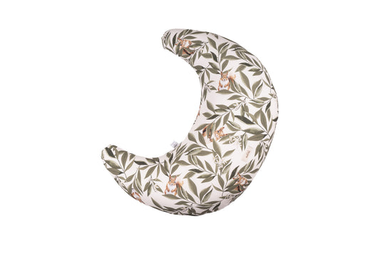 Halve maanvormig voedingskussen met een botanische print van groene bladeren en getekende eekhoorns op een witte achtergrond.