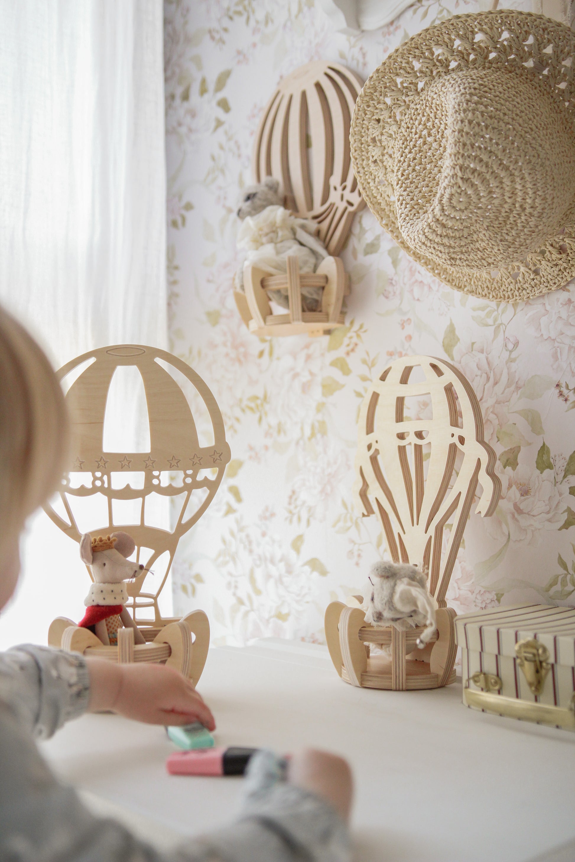 Handgemaakte houten luchtballon decoratie babykamer