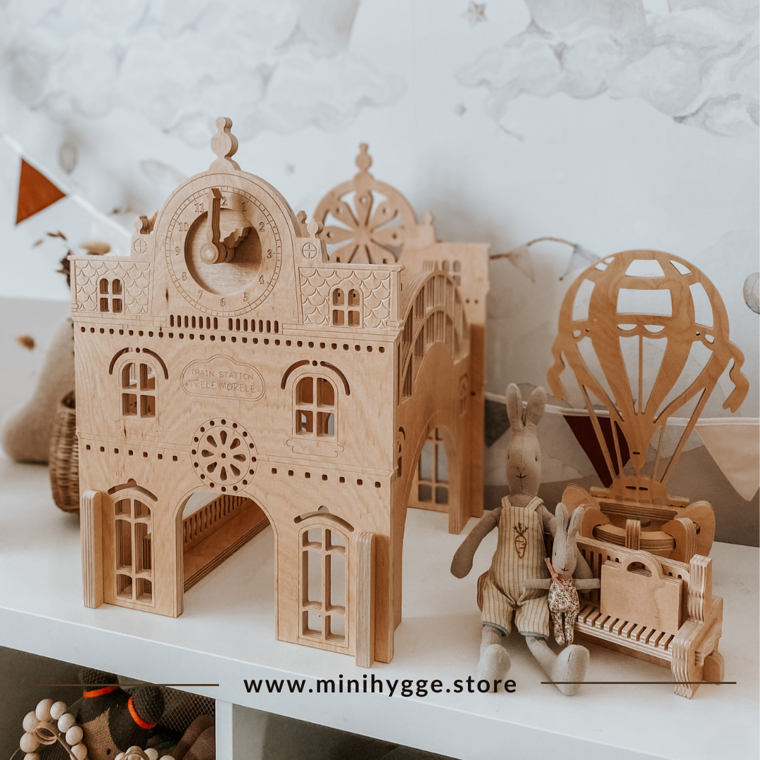 Trele Morele houten treinstation met koffers en bankje
